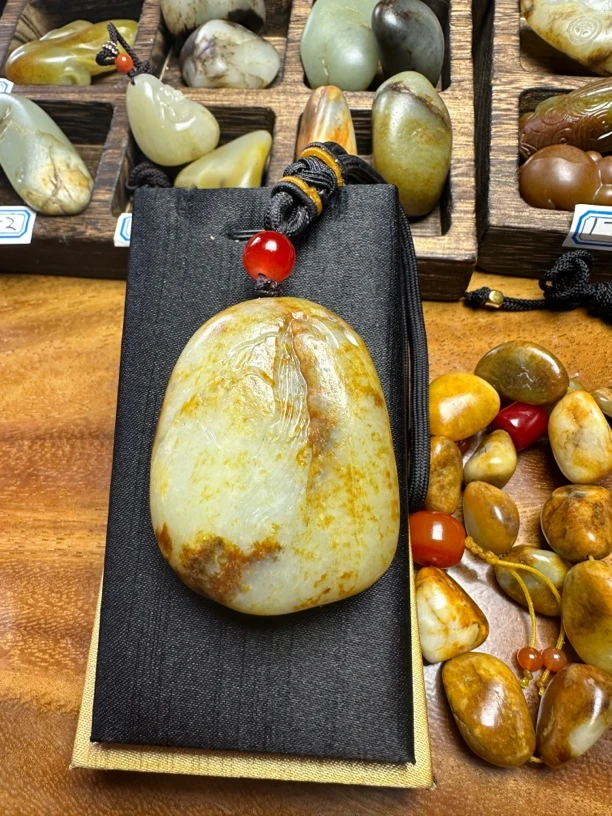 和田玉真皮真籽洒金皮牌子84.8克