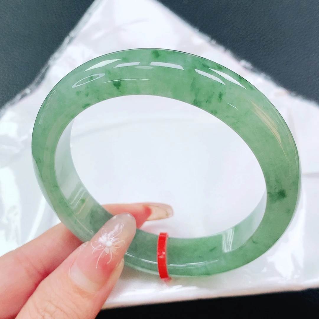 翡翠手镯未镶嵌56圈