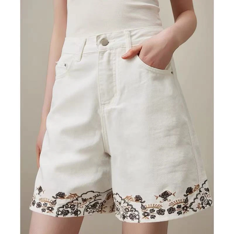 【7651】佰#白色设计感刺绣高腰牛仔短裤