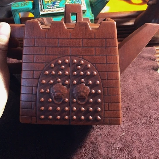 紫砂茶壶原矿泥料手工制作的紫砂壶。