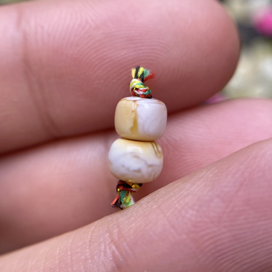 蜜蜡金瓷白粉荧光老型对珠5.6×4.3mm，品质如图，默认孔道1.2mm，