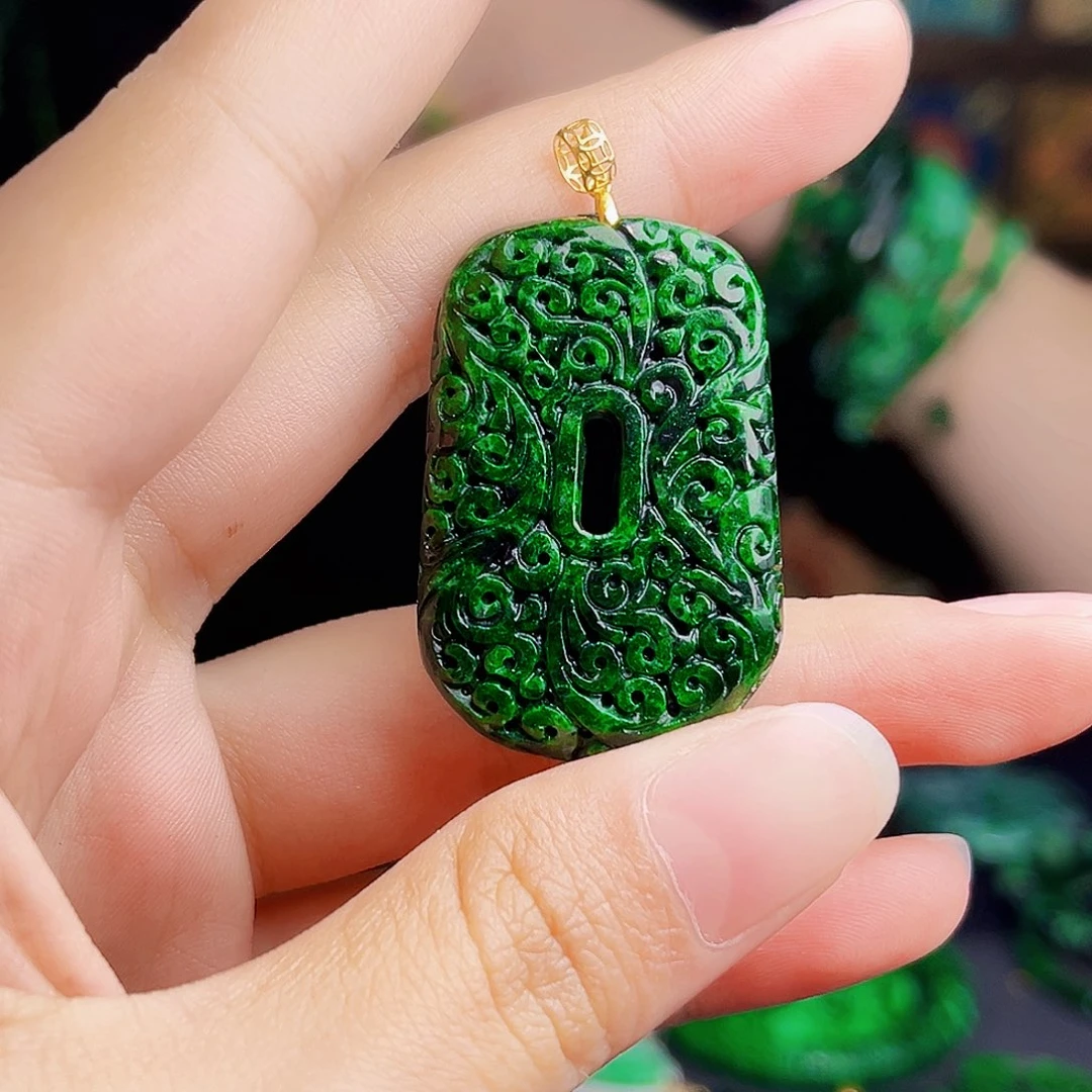 颈饰18K金镶嵌翡翠多样性