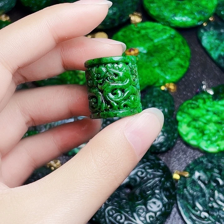 翡翠未镶嵌颈饰多样性