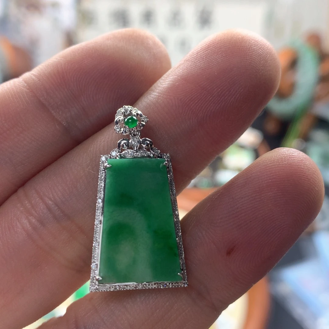 颈饰18K金镶嵌翡翠