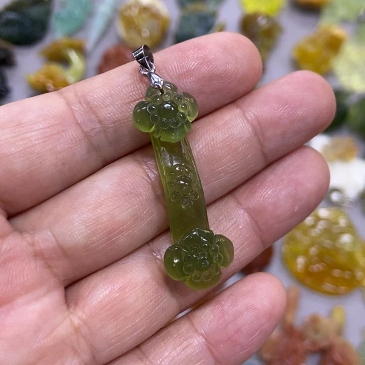 未镶嵌蛇纹石玉挂件
