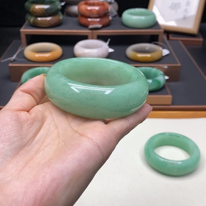 W***茹石英质玉未镶嵌佘太翠