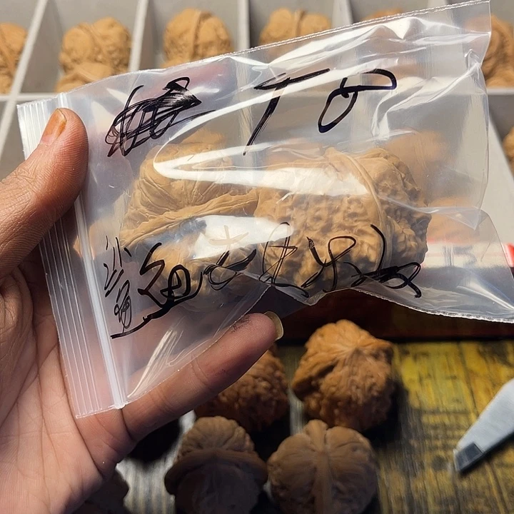 鲨***。大叶紫檀（黑酸枝木类）