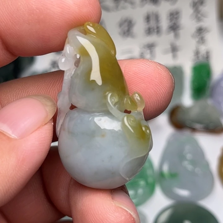 翡翠未镶嵌颈饰葫芦