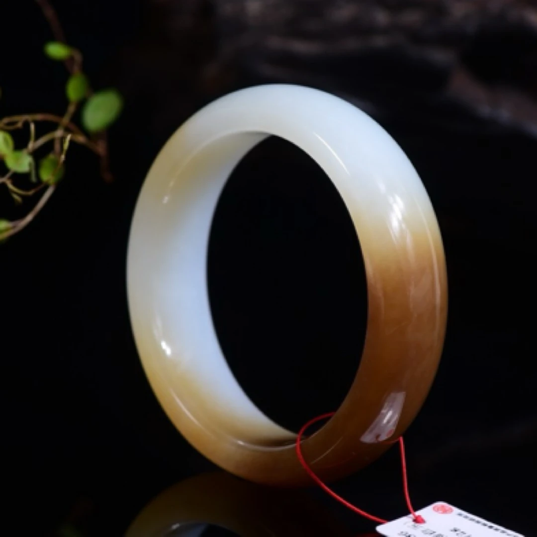 天然和田玉羊脂玉新疆老矿且末糖料超润糖色宽版手镯 圈口：56.5mm