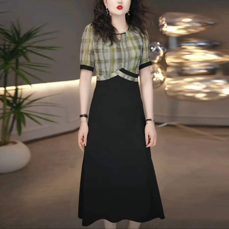 轻奢气质格子短袖连衣裙夏季2025新款爆款洋气高级感收腰显瘦裙子