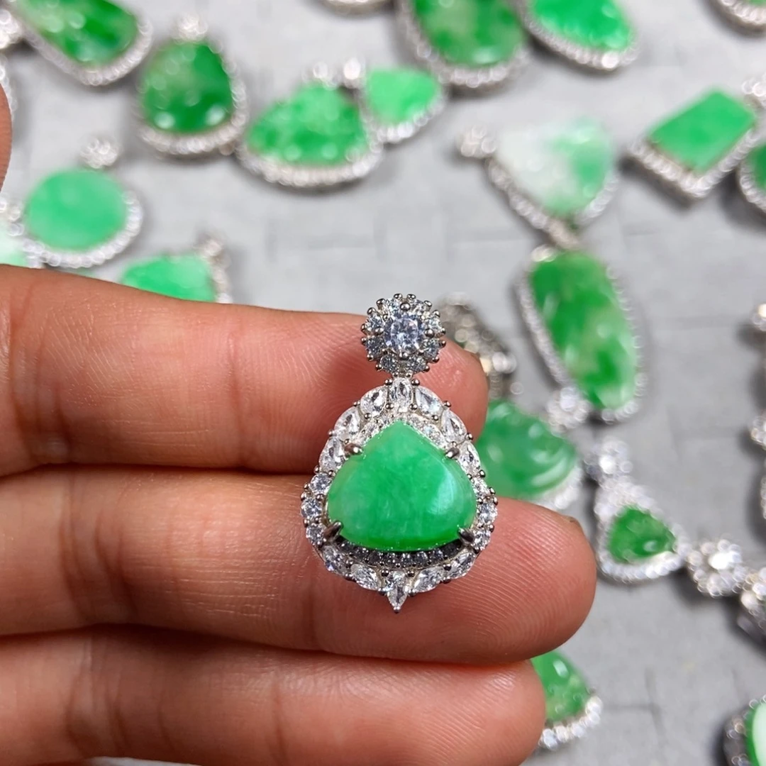 翡翠颈饰未镶嵌爱心