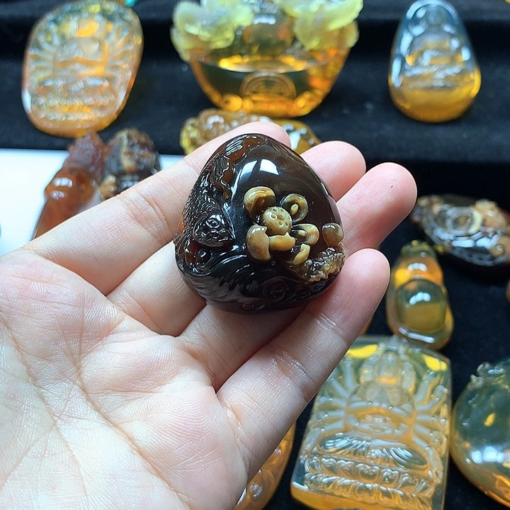 懂***儿琥珀未镶嵌裸石莲花鱼吊坠