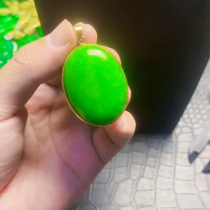 颈饰18K金镶嵌翡翠