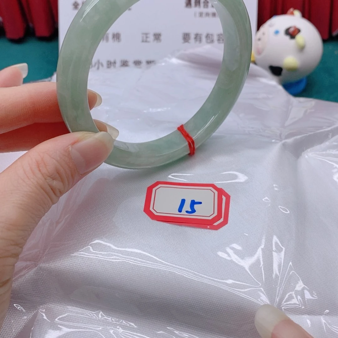 翡翠手镯未镶嵌越**好15555555
