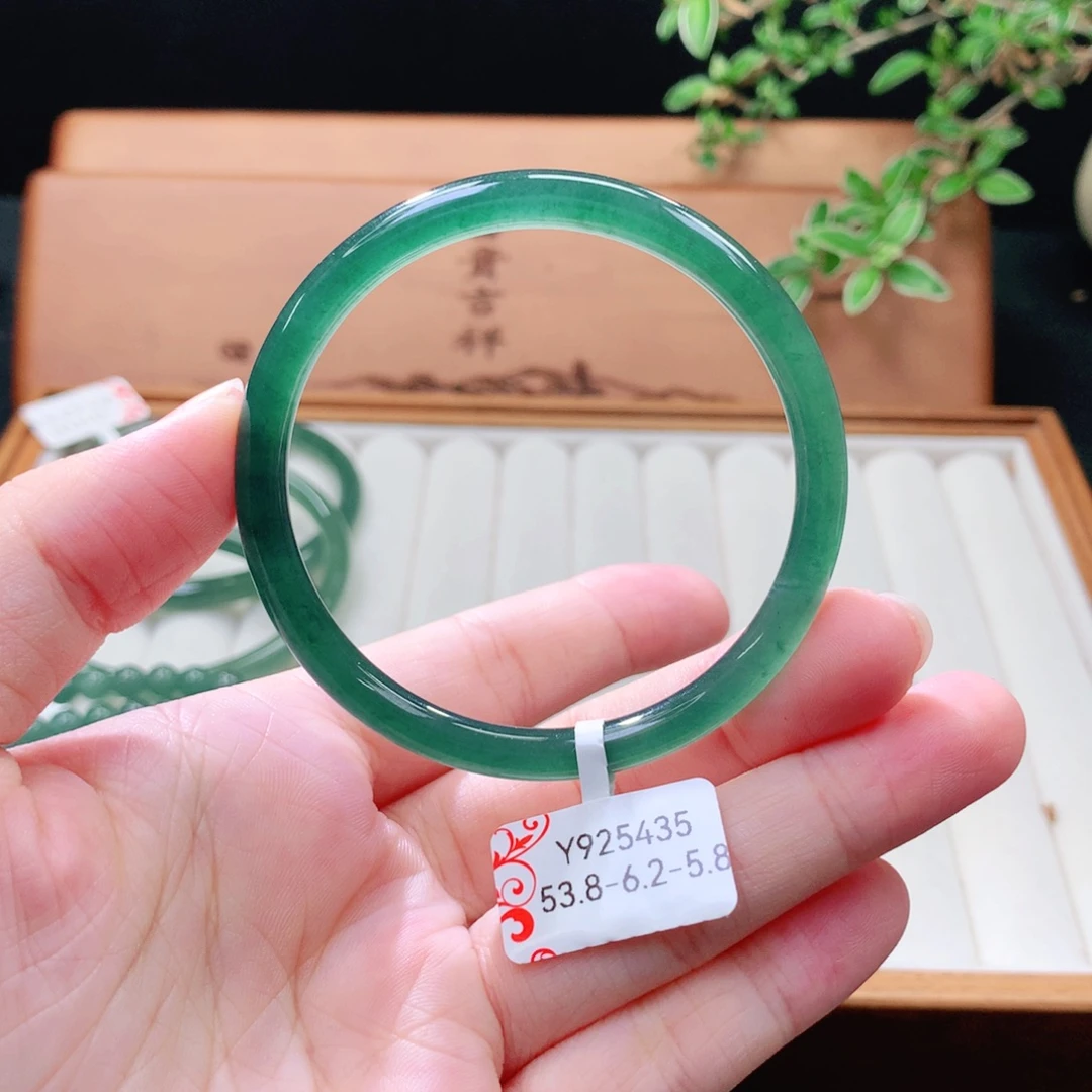 翡翠未镶嵌手镯（圆镯）