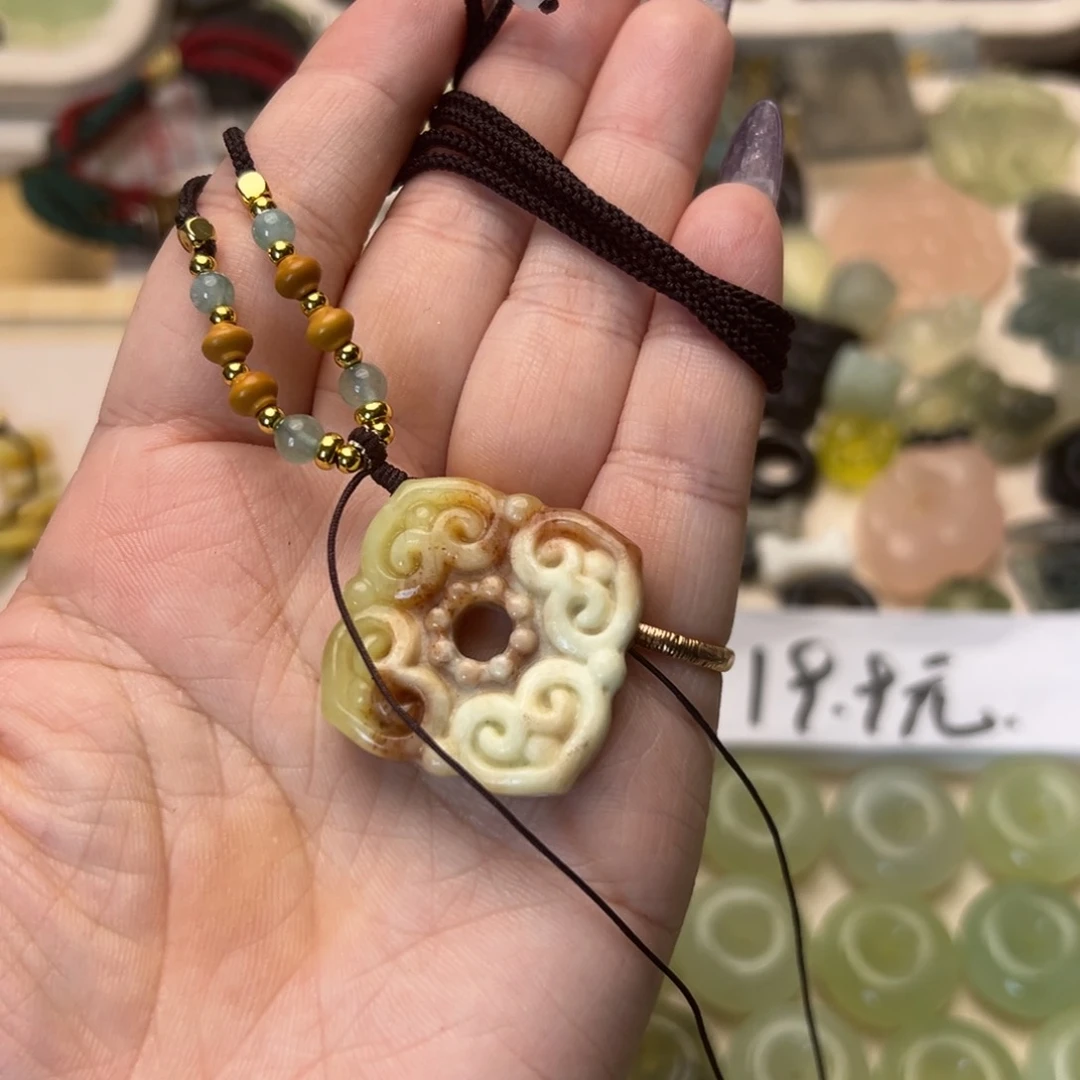 蛇纹石玉颈饰合金