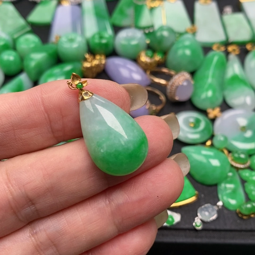 翡翠18K金镶嵌颈饰翡翠