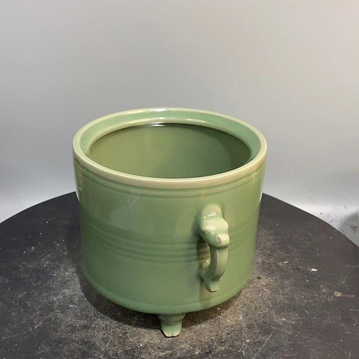龙泉窑三足炉造型美观