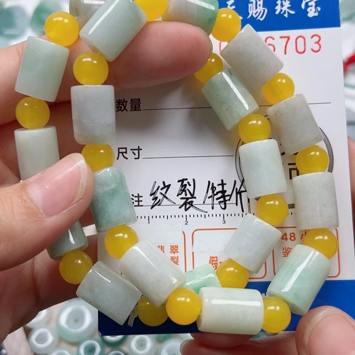 翡翠未镶嵌吊坠(不含链)李*每一个有纹裂瑕疵的，黄色珠是塑料