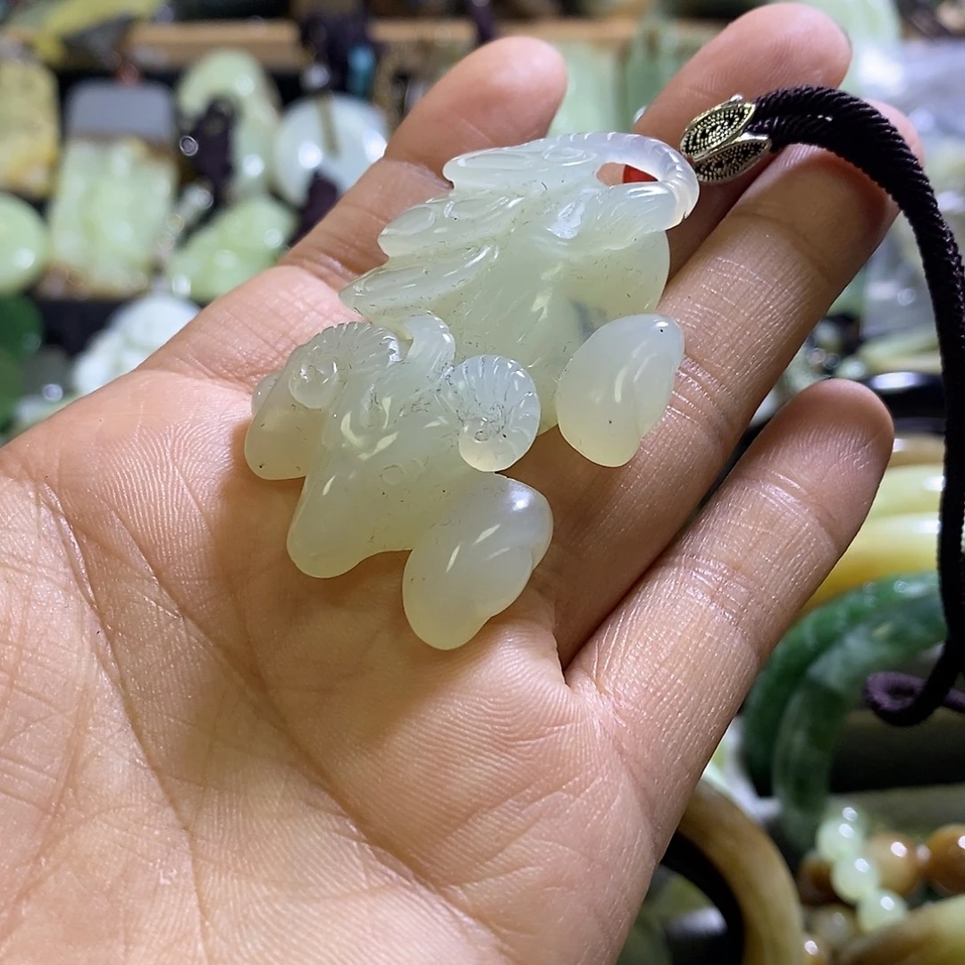 岫玉未镶嵌颈饰羊