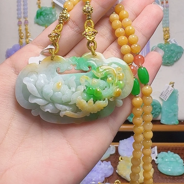 翡翠未镶嵌颈饰牡丹花