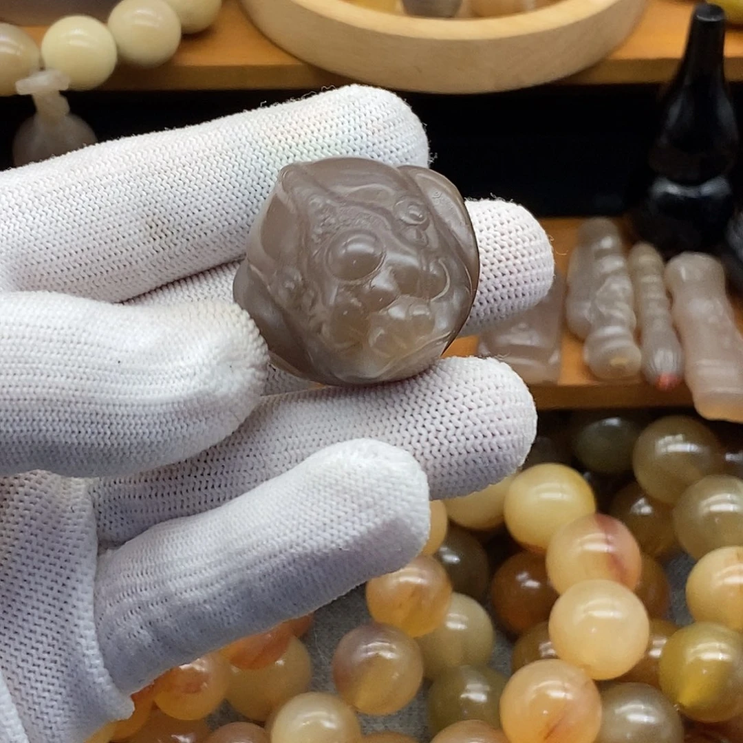 金蟾一等料白水牛角手把件