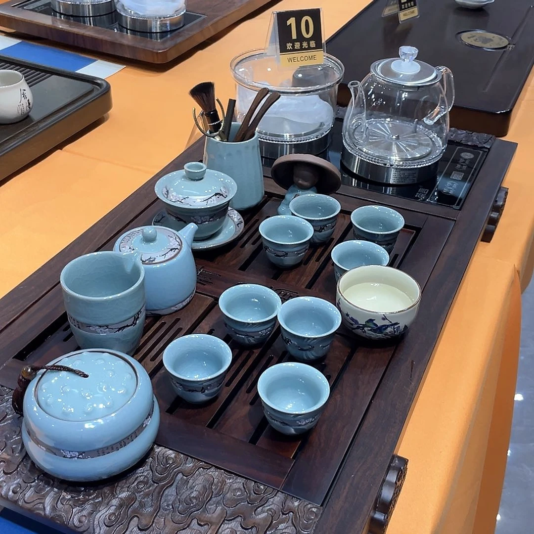 茶盘里还有小饼干哦