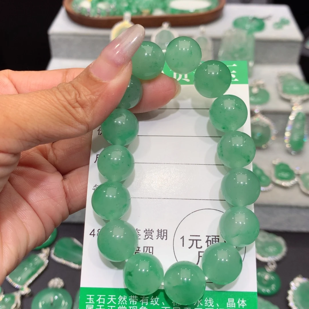 颈饰未镶嵌石英质玉（非洲翠）