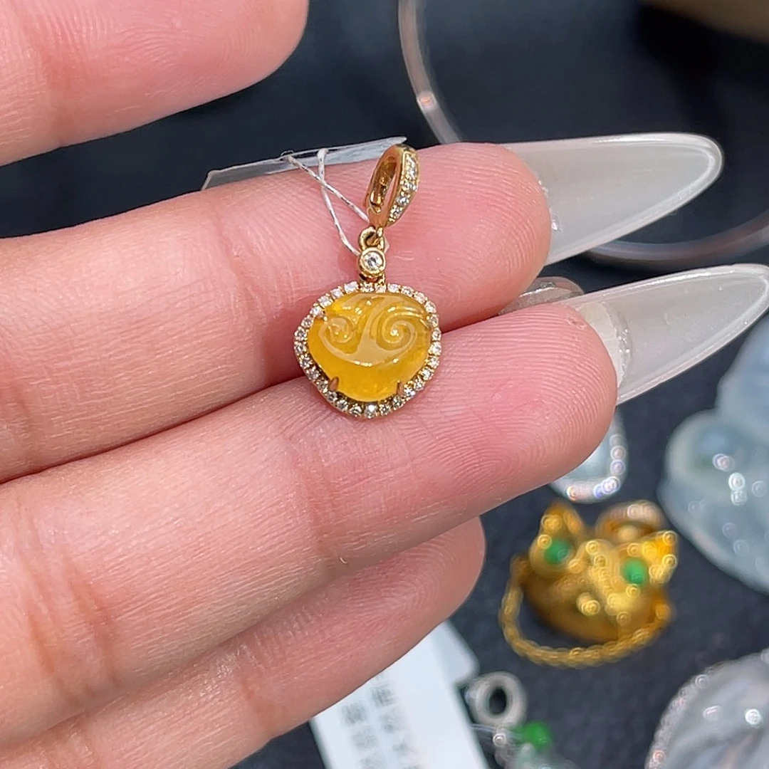 翡翠18K金镶嵌颈饰如意头