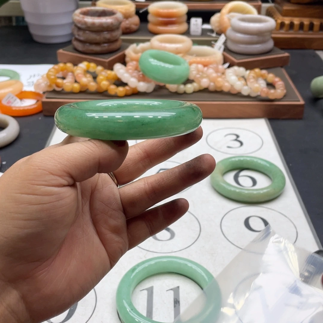 南***杏石英岩玉未镶嵌手镯