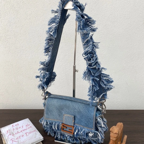 95新 FENDI/芬迪 蓝色牛仔流苏2way法棍手提斜挎包底长25 118905