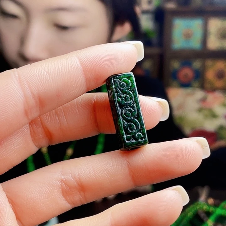 翡翠未镶嵌颈饰多样性