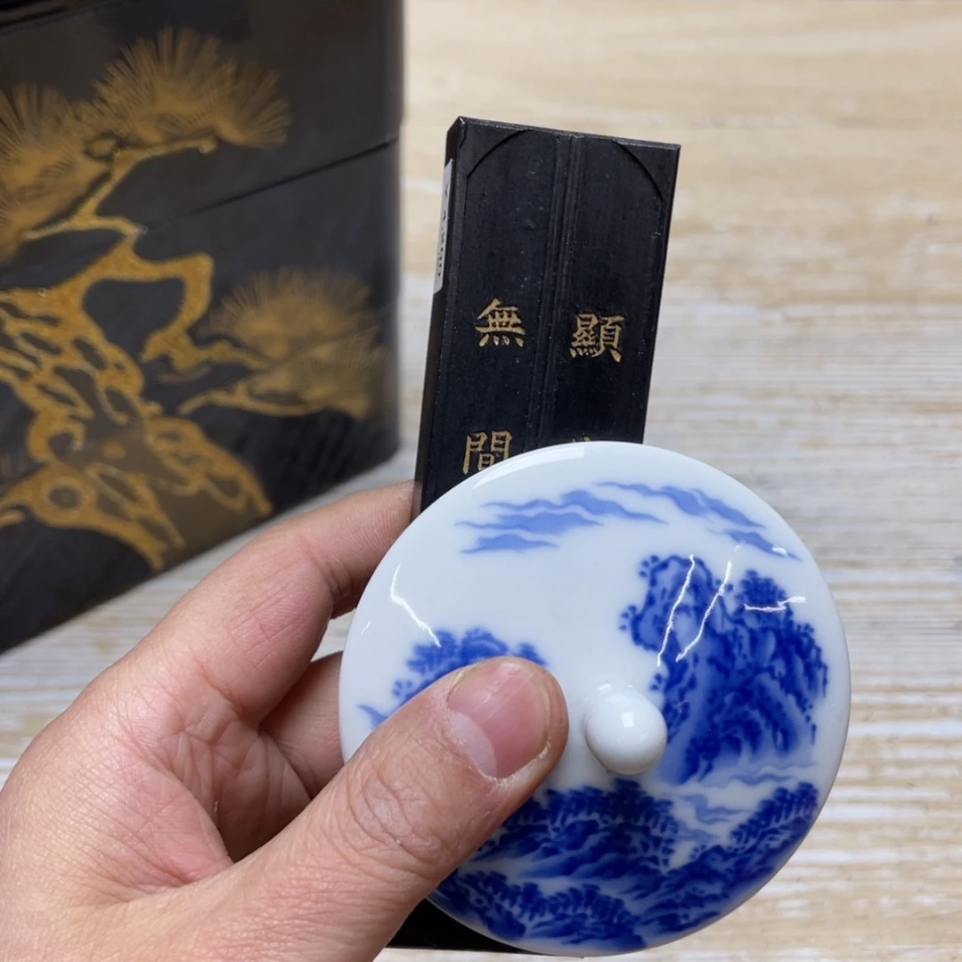 瓷片山***水密密麻麻地排列着一个