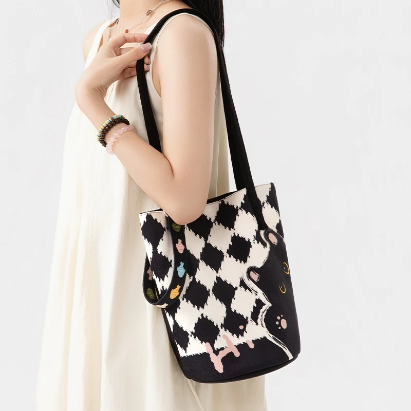 艺术家原创哈喽煤球单肩斜跨水桶包通勤大容量时尚休闲卡通帆布包