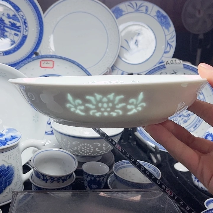 碗隐青雕塑缠枝莲八寸盘