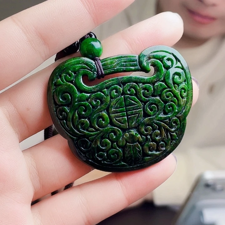 翡翠未镶嵌颈饰多样性