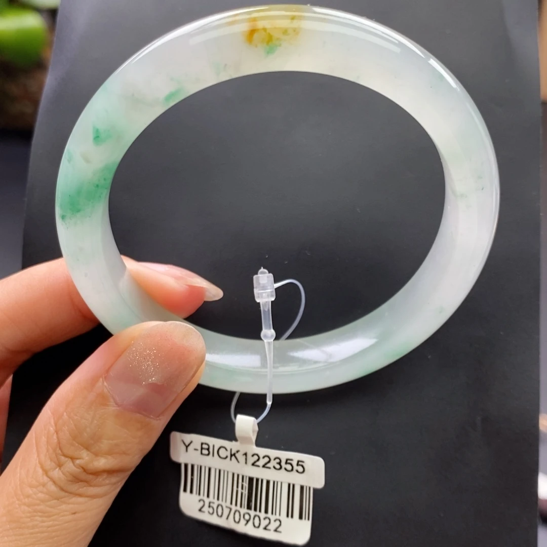 小***记石英质玉未镶嵌手镯