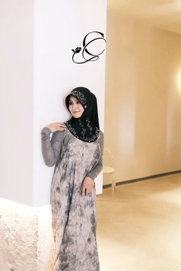 COCO 4月新款 （不退换）维密 轻巧大气 采用碳钻和铆钉元素