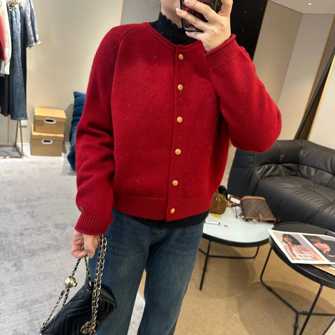 【欧加粒粒】2024秋冬新简约大方圆领金色扣开衫针织毛衣 T25010706