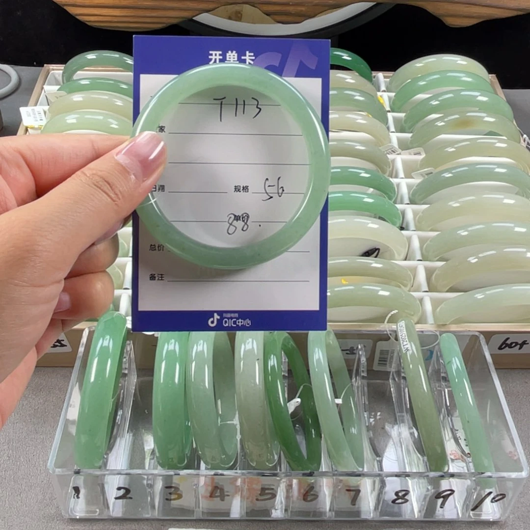 石英质玉手镯未镶嵌缘*