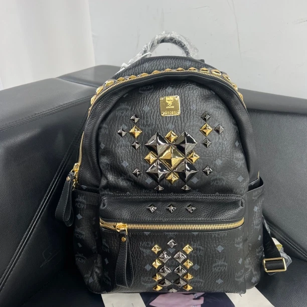 95新 MCM 捐金沉珠/铆钉双肩包