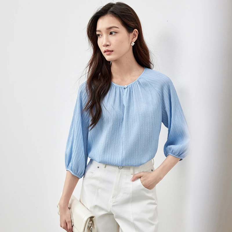 尚都比拉雪纺衫夏季2025新款通勤圆领七分袖宽松显瘦褶艺肌理上衣