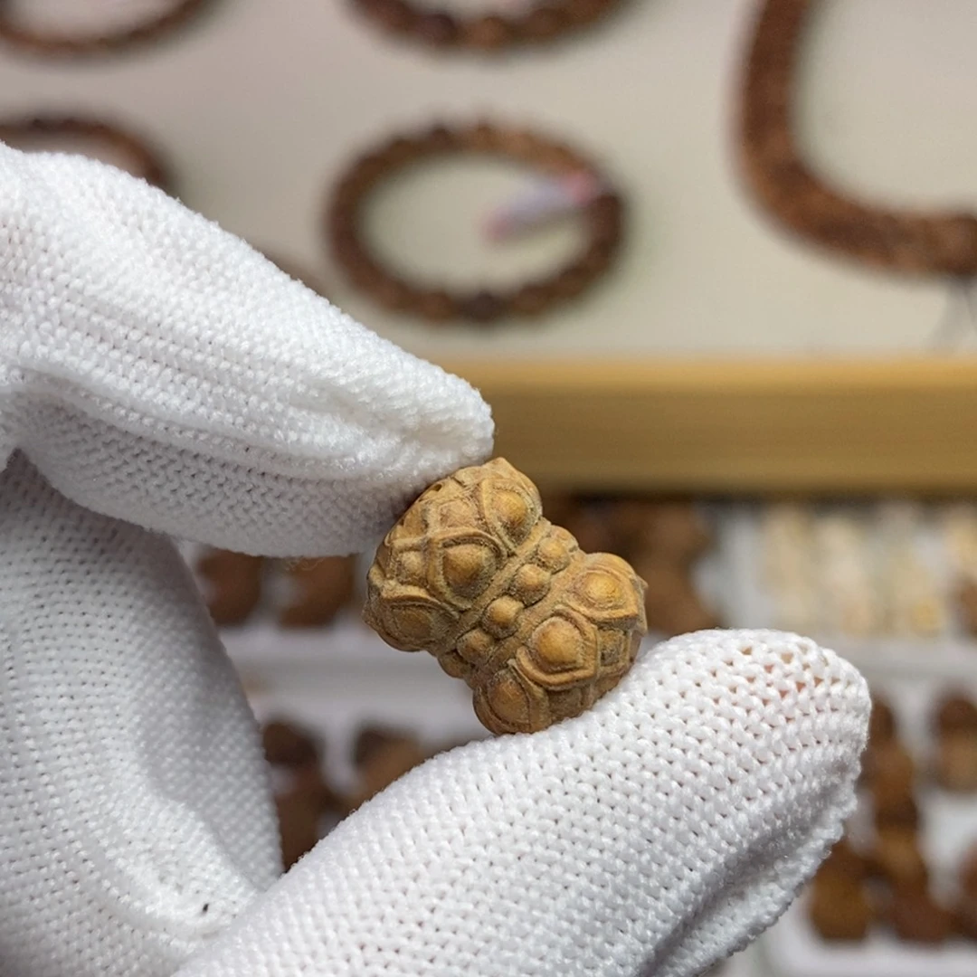 檀香木散珠印度迈索尔老山檀瑕疵并蒂莲1.2