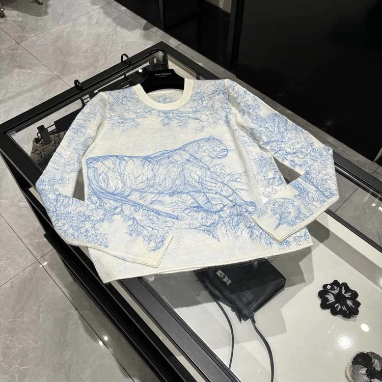 25年春装新款女装 时尚蓝色老虎提花毛衣