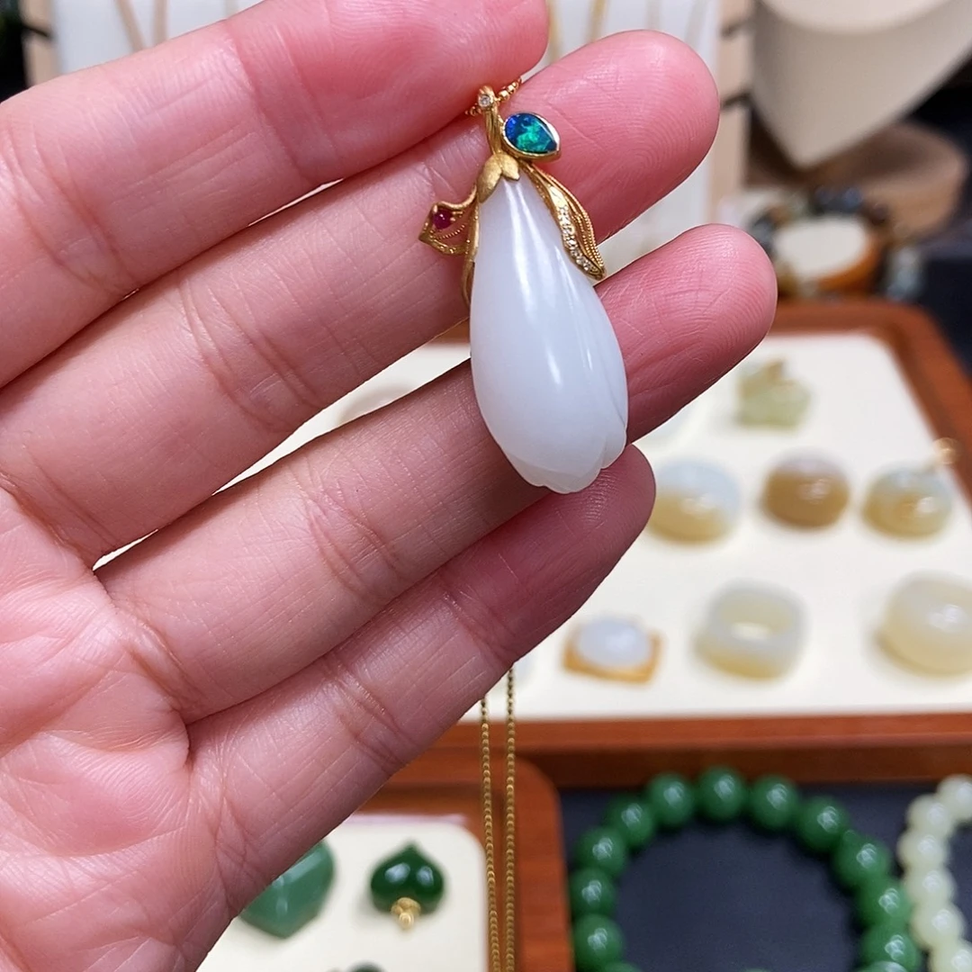 和田玉18K金镶嵌吊坠(赠链)