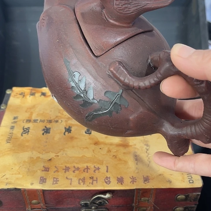 茶壶紫泥原矿泥料手工制作的一把紫砂壶。