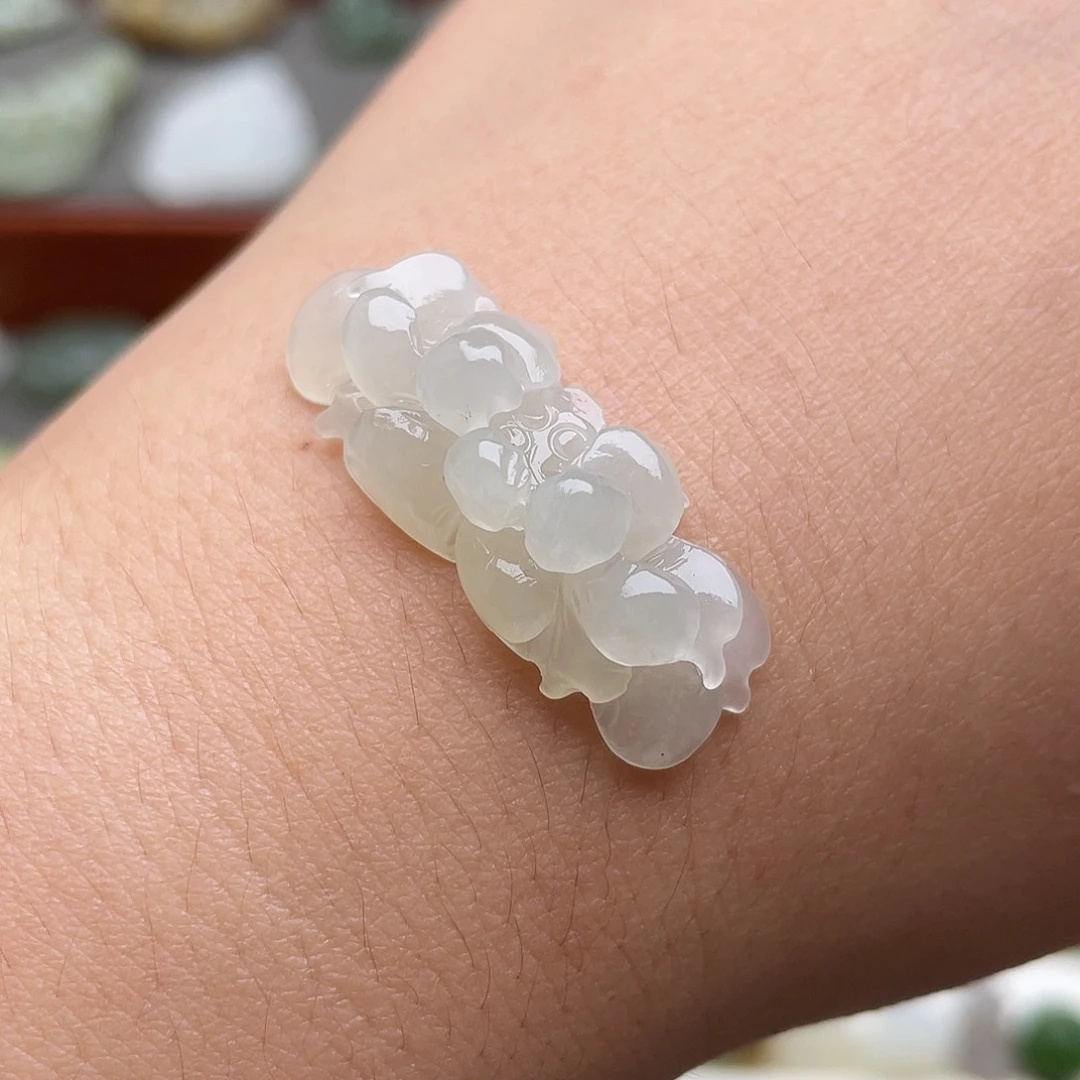 朝***暮和田玉未镶嵌颈饰荷花手牌