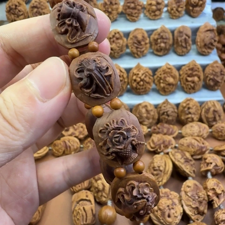 桃核吊坠桃核雕刻材质龙纹桃核暗八仙