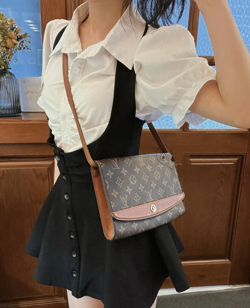95新 LouisVuitton/路易威登 LV红皮老花金扣翻盖信封单肩包复古