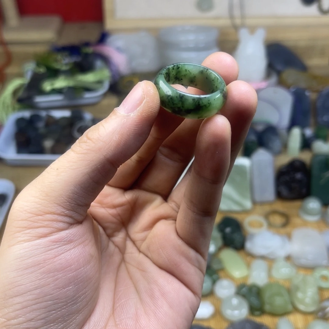 郑***。和田玉未镶嵌颈饰